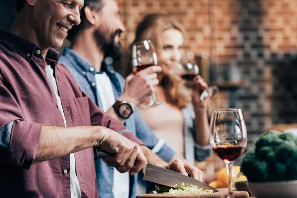 yemek pişirme sırasında şarap içme arkadaş