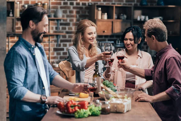 Friends preparing dinner together — Stock Photo, Image