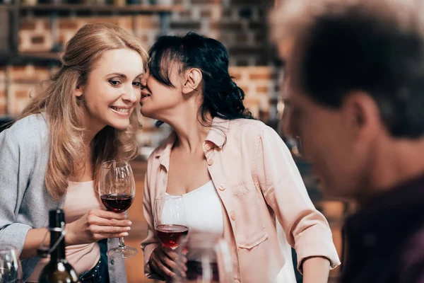Freunde trinken Rotwein — Stockfoto