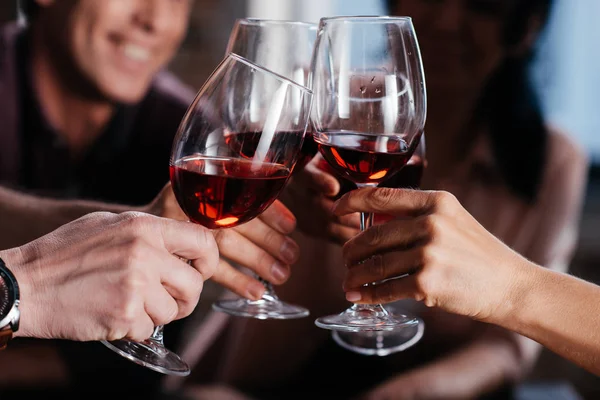 Amici che bevono vino rosso Foto Stock