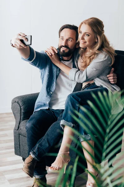 Paar macht Selfie lizenzfreie Stockbilder