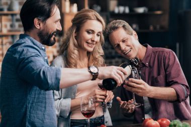 Arkadaşlar şarap içiyor. 