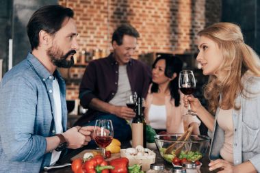 Arkadaşlar şarap içiyor.