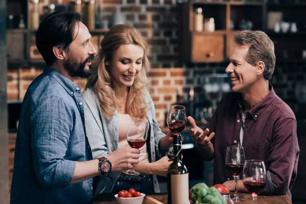 Amici che bevono vino — Foto Stock