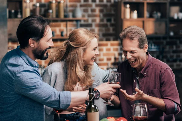 Arkadaşlar şarap içiyor. 