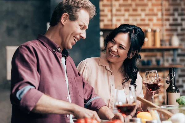 Couple preparing dinner together — Stock Photo, Image