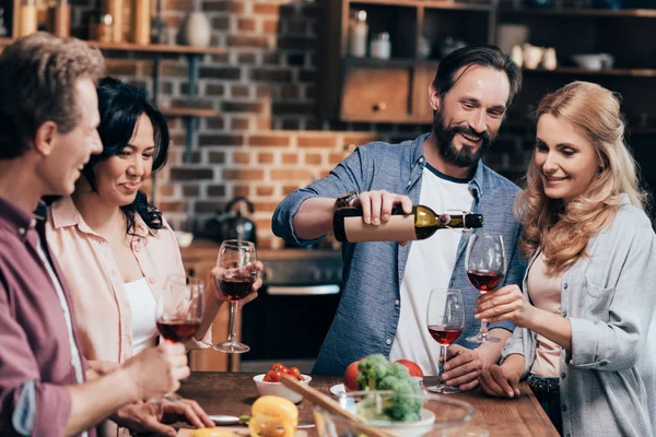 Freunde trinken Wein — Stockfoto