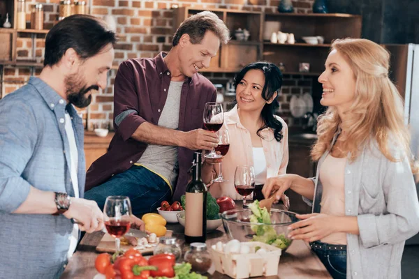birlikte akşam yemeği hazırlayan arkadaş