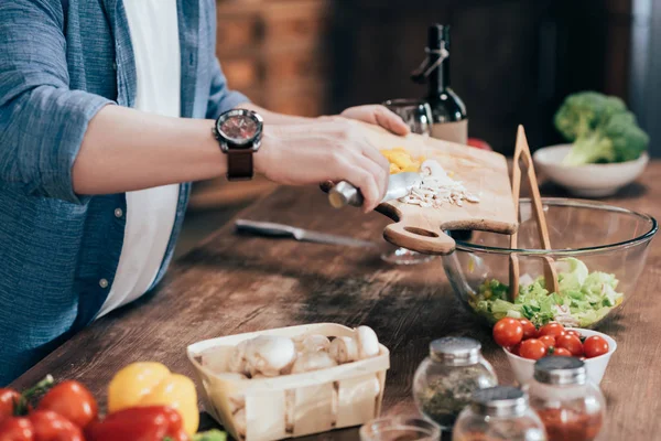 Hombre cocina ensalada de verduras — Foto de Stock