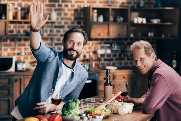 Homens bebendo vinho na cozinha — Fotografia de Stock