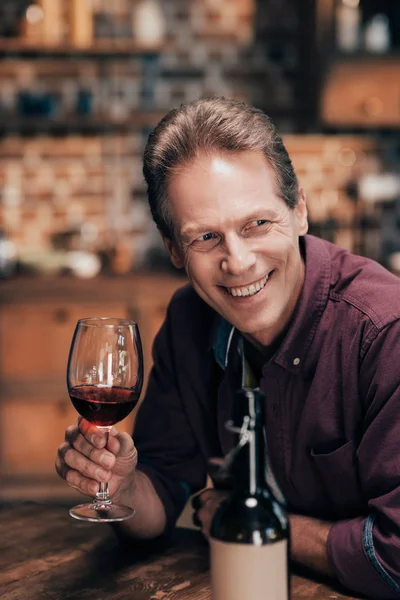 Muž pije víno — Stock fotografie