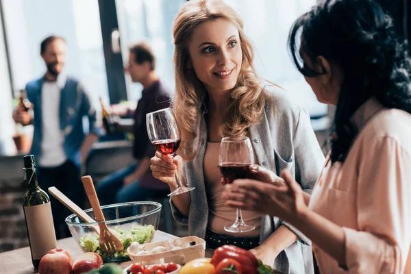 Amigos do sexo feminino beber vinho — Fotografia de Stock