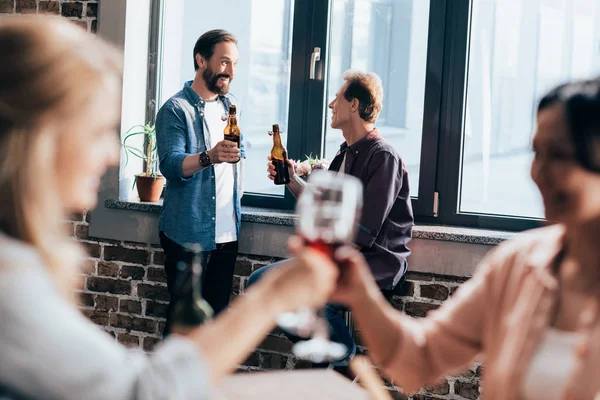 Mannelijke vrienden drinken bier — Stockfoto