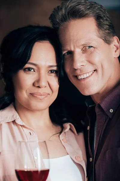 Pareja bebiendo vino — Foto de Stock