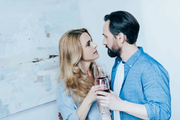 Pareja bebiendo vino — Foto de Stock