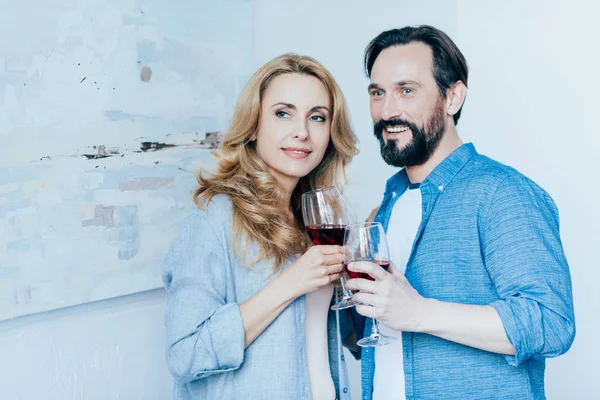 Pasangan minum anggur — Stok Foto