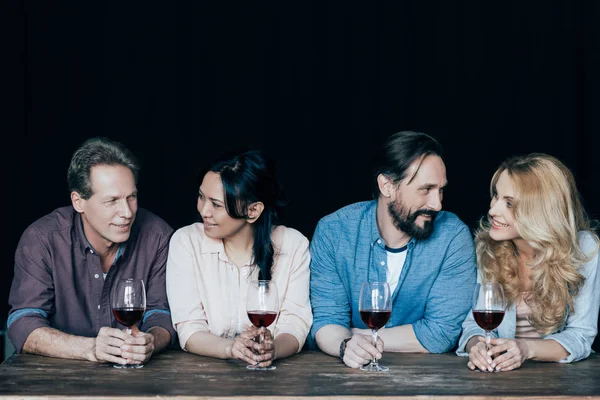 Друзья пьют вино — стоковое фото