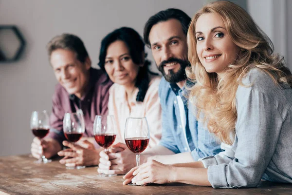 Barátok bort isznak — Stock Fotó