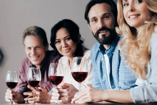 Amigos bebendo vinho — Fotografia de Stock