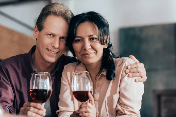 Paar trinkt Wein Stockbild