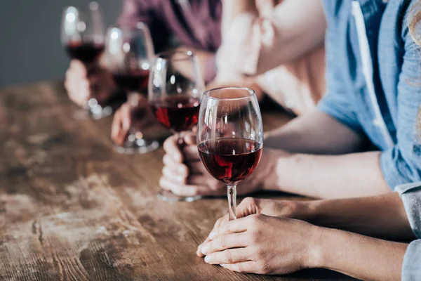 Amigos bebendo vinho tinto — Fotografia de Stock