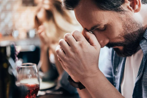 Homem rezando antes do jantar — Fotografia de Stock