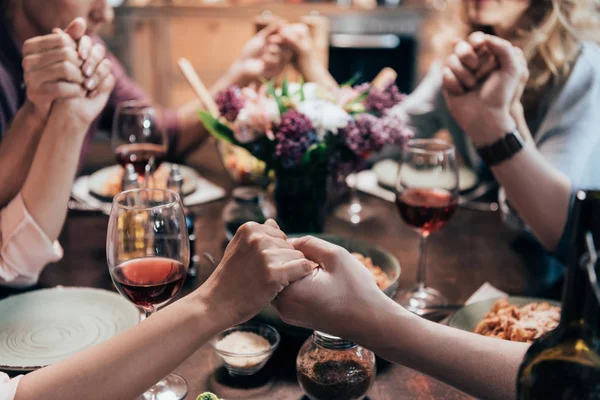 Yemekten önce dua insanlar — Stok fotoğraf