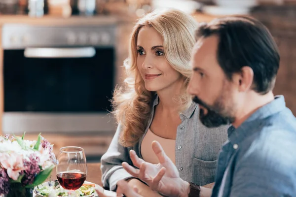 Couple talking during dinner — Stock Photo, Image