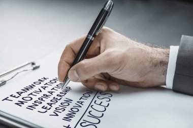 iş fikirleri kağıda yazılı iş adamı