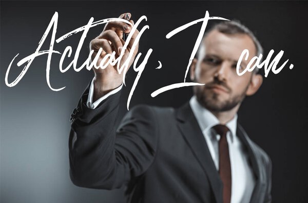 кавказский бизнесмен с ручкой
