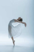 schöne Ballerina, die im Studio tanzt, isoliert auf weiß