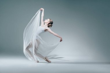 çekici balerin beyaz elbisenin içinde dans