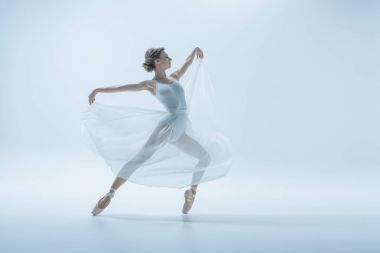 Beyaz elbiseli Studio, üzerinde beyaz izole dans zarif balerin