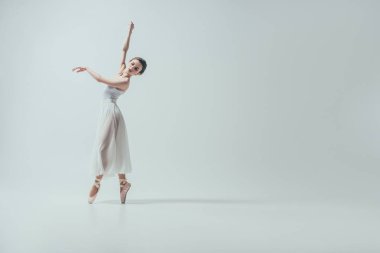 Studio, üzerinde beyaz izole dans beyaz elbiseli çekici balerin