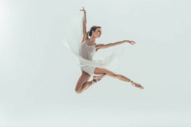 Studio, üzerinde beyaz izole atlama beyaz elbiseli genç zarif balerin
