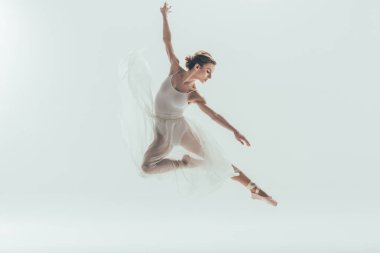 Studio, üzerinde beyaz izole atlama beyaz elbiseli güzel balerin