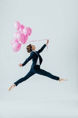 işkadını gri izole pembe balonlu atlama takım elbise ve bale ayakkabıları