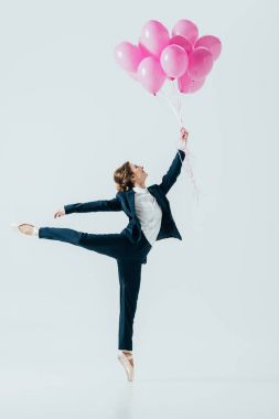 holding pembe Balonlar, gri izole işkadını takım elbise ve bale ayakkabılar