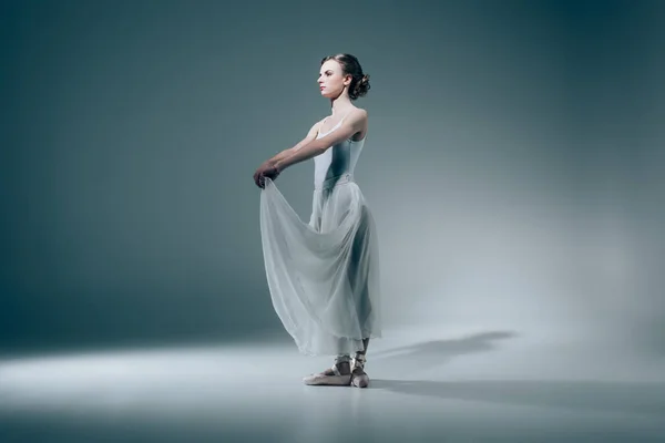 Élégante Ballerine Posant Robe Blanche — Photo