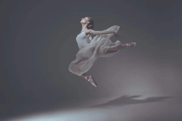 Indah Penari Balet Elegan Melompat Dalam Gaun Putih — Stok Foto