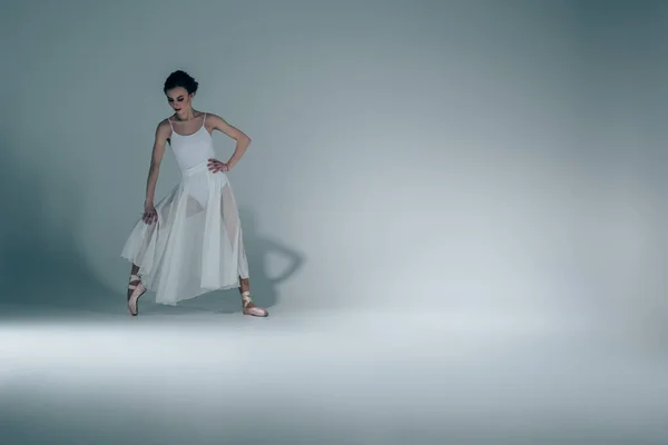 Elegante Bailarina Vestido Blanco Estirándose Estudio — Foto de Stock