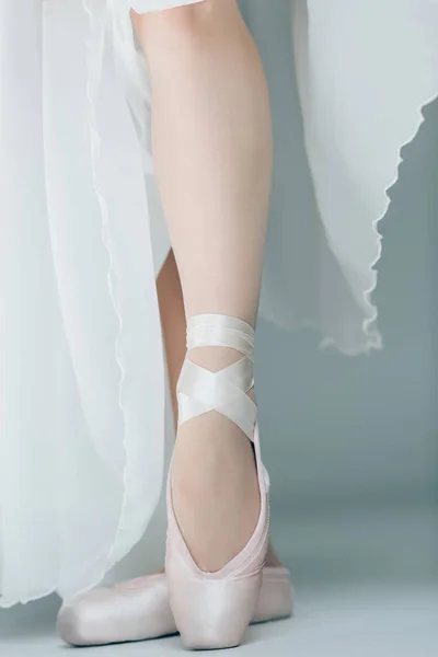 Обрезанный Вид Ног Балетной Обуви — стоковое фото