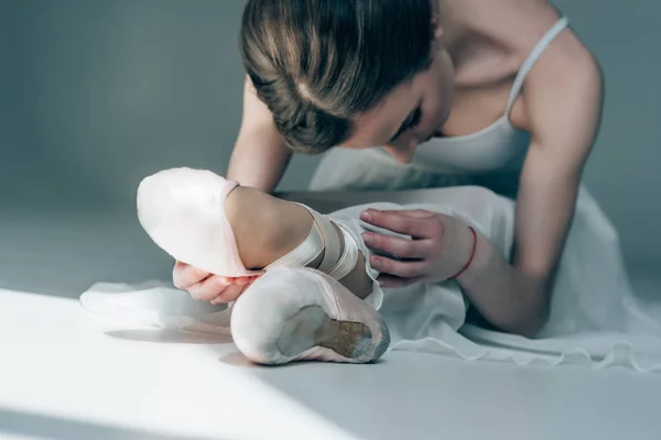 Молодая Балерина Белом Платье Растягивая Ноги Студии — стоковое фото
