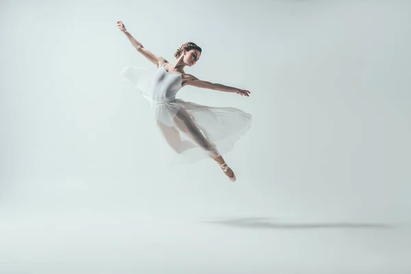 Elegante Balletdanser Witte Jurk Springen Studio Geïsoleerd Wit — Stockfoto