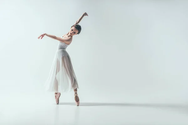 Bailarina Elegante Dançando Estúdio Isolado Branco — Fotografia de Stock