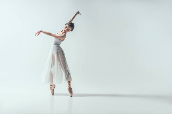элегантный балерина танцы в студии, изолированные на белом
