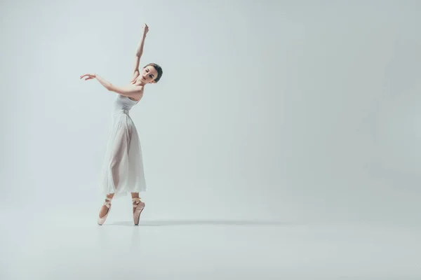 Aantrekkelijke Ballerina Witte Jurk Dansen Studio Geïsoleerd Wit — Stockfoto