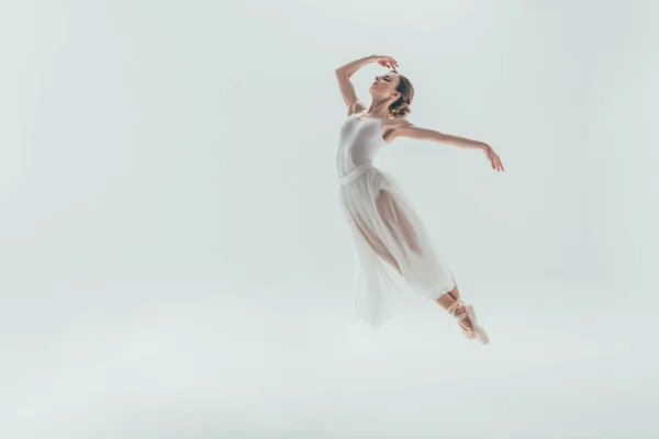 Elegante Balletdanser Witte Jurk Springen Studio Geïsoleerd Wit — Stockfoto