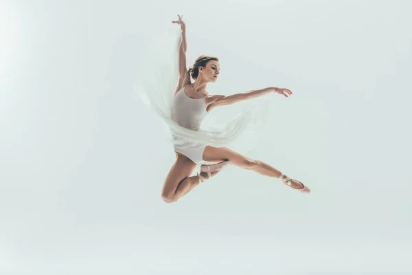 Joven Elegante Bailarina Vestido Blanco Saltando Estudio Aislado Blanco — Foto de Stock