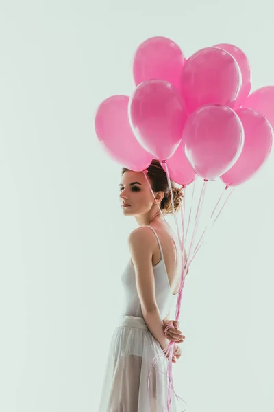 Balerina Elegan Dalam Gaun Putih Dengan Balon Merah Muda Terisolasi — Stok Foto
